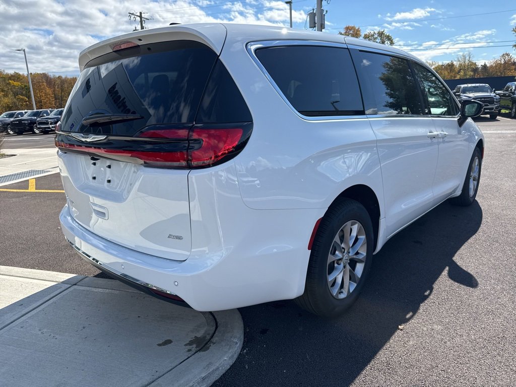 New 2026 Chrysler Pacifica Select image 7