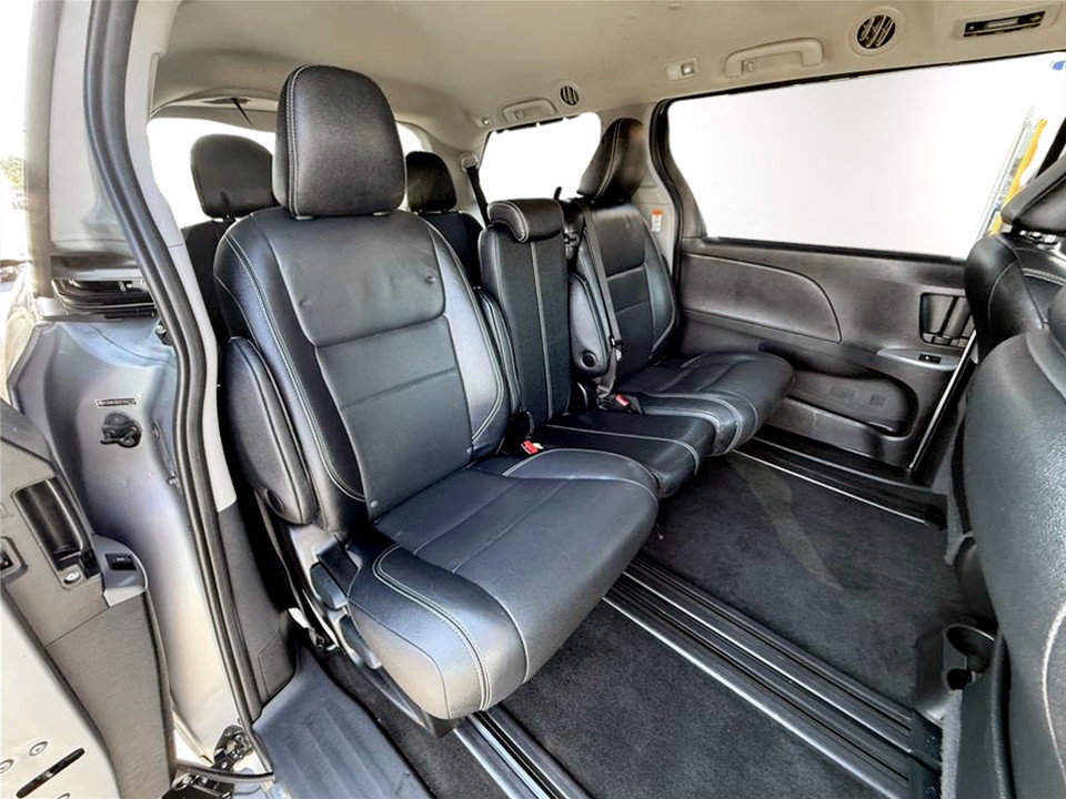 Used 2015 Toyota Sienna SE Premium image 18