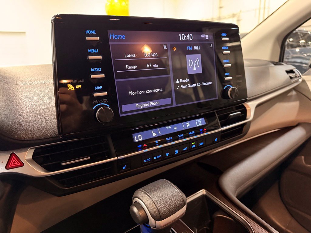 Used 2022 Toyota Sienna XLE FWD image 25