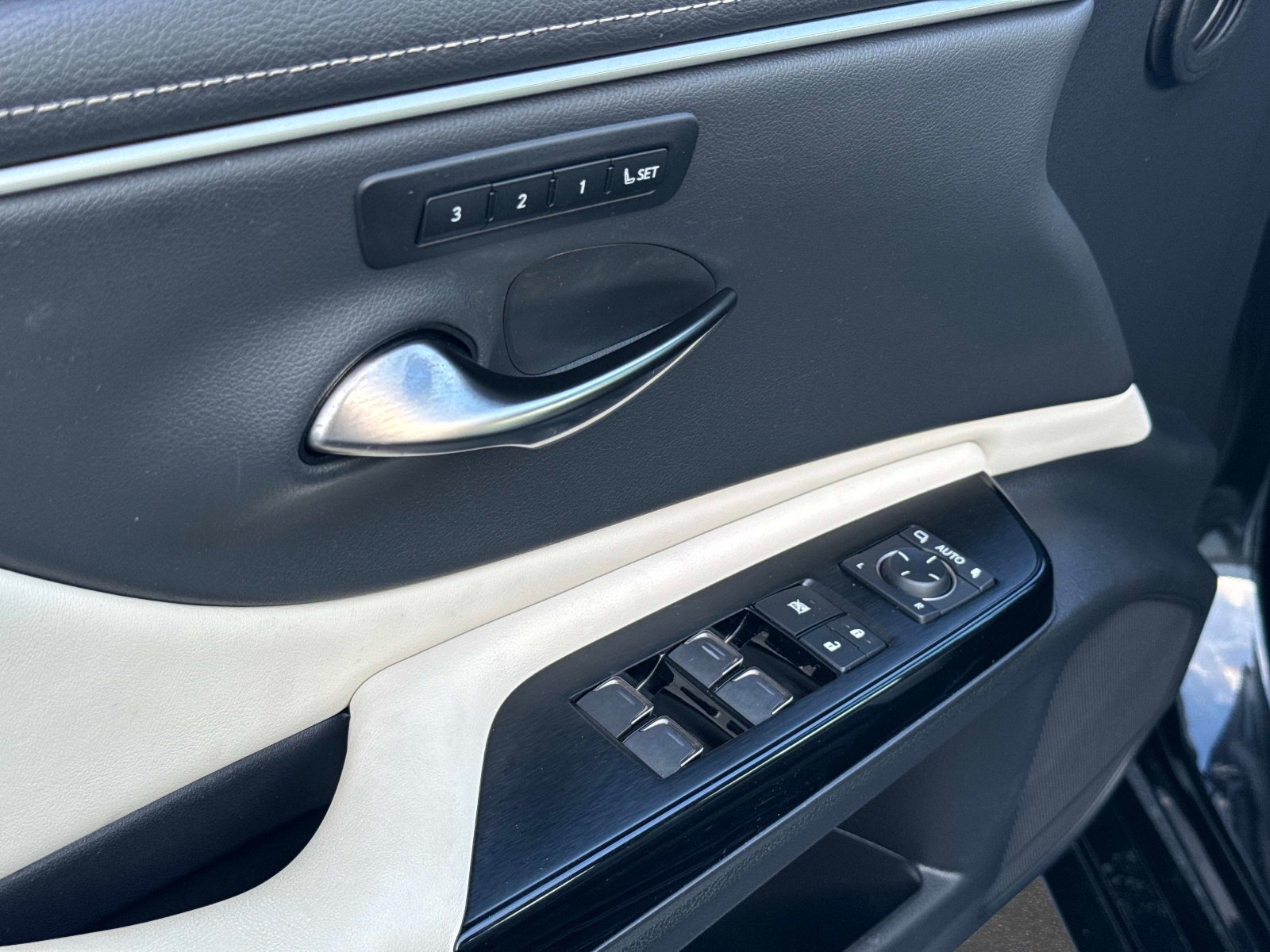 Used 2024 Lexus ES 350 w/ Premium Package FWD image 18