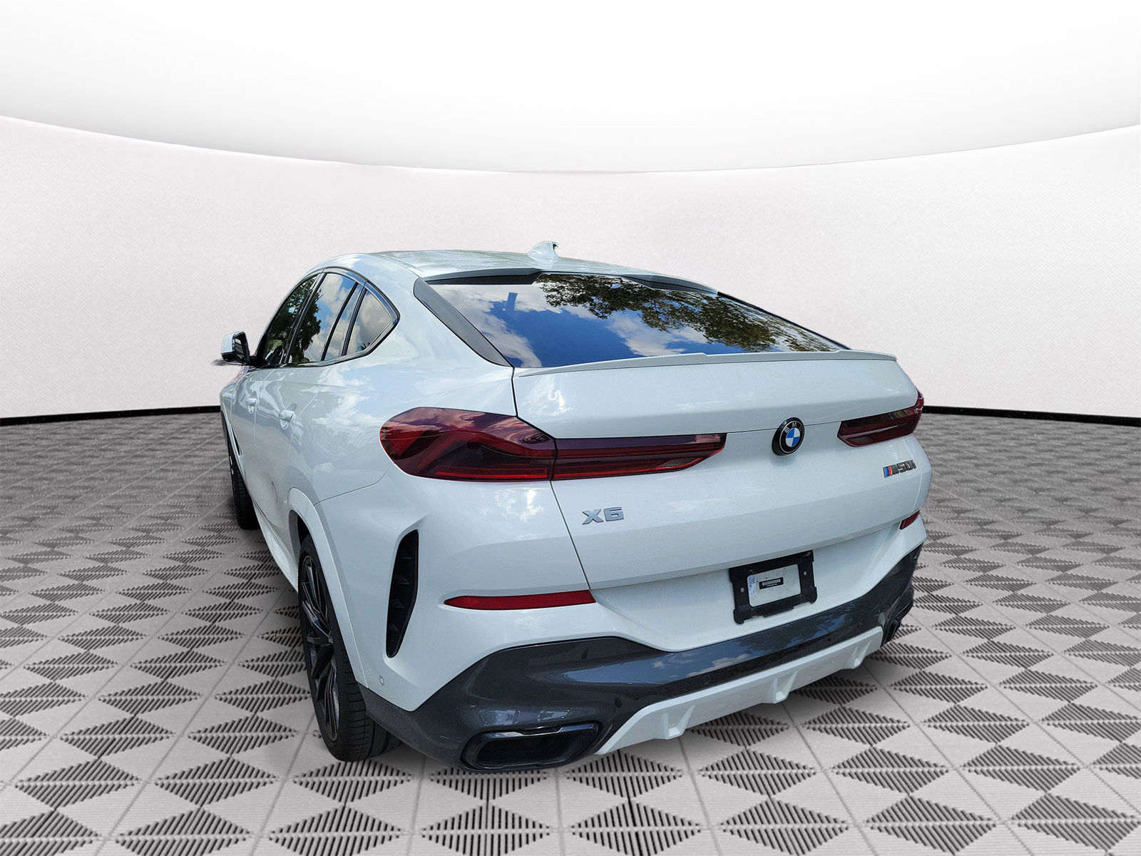Used 2020 BMW X6 M50i w/ Executive Package AWD/4WD image 4