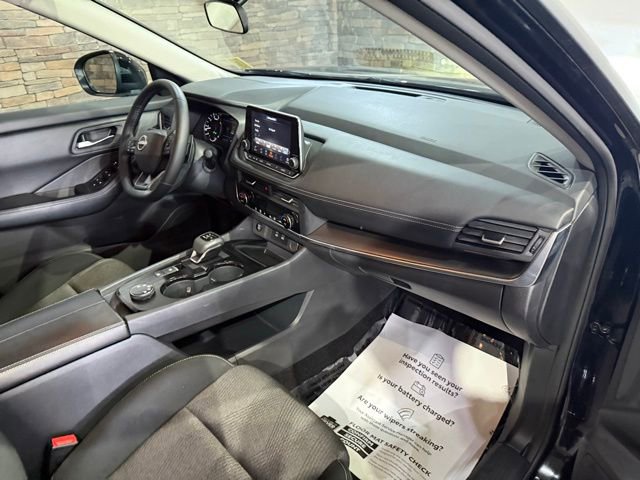 Certified 2025 Nissan Rogue SV image 32