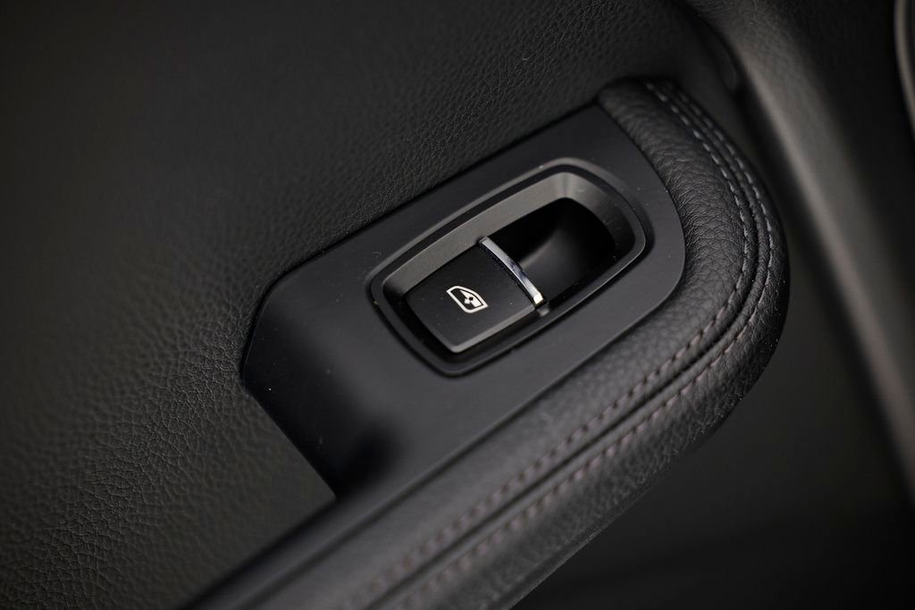 Certified 2025 Porsche Macan image 27