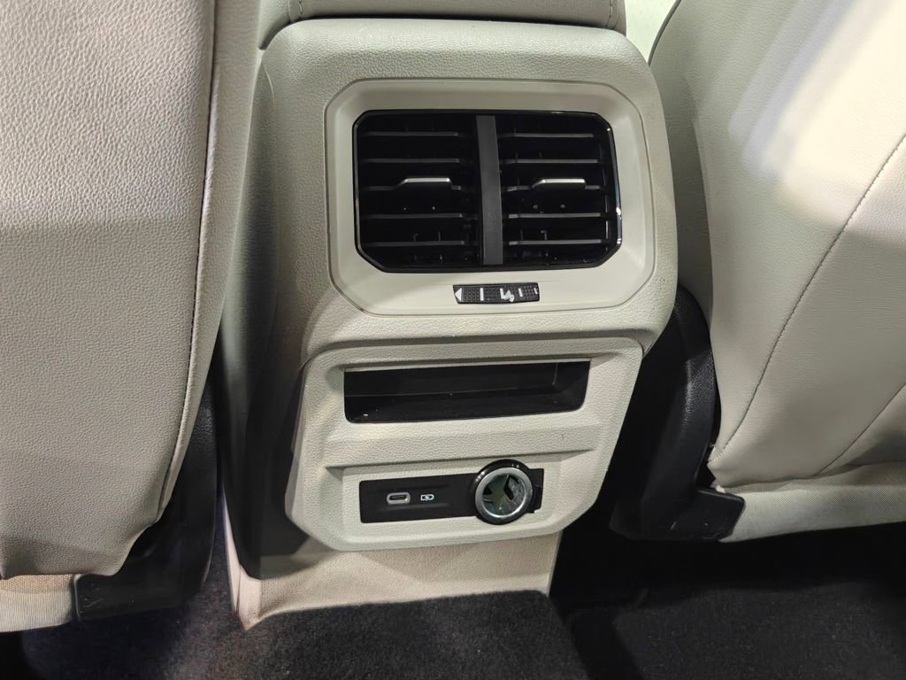 Used 2024 Volkswagen Tiguan SE AWD/4WD image 25