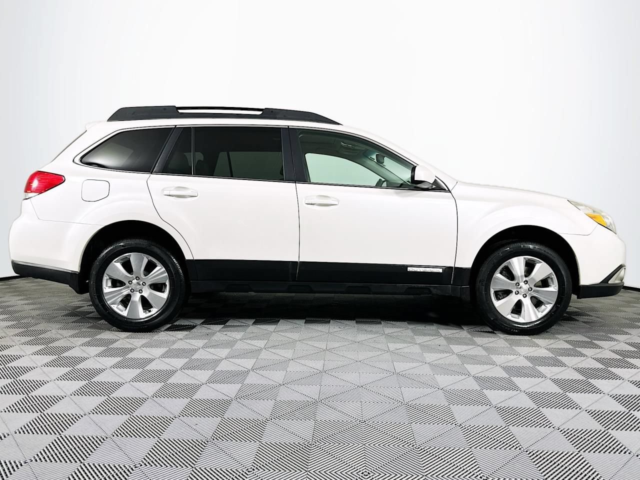 Used 2010 Subaru Outback 3.6R Limited AWD/4WD image 25