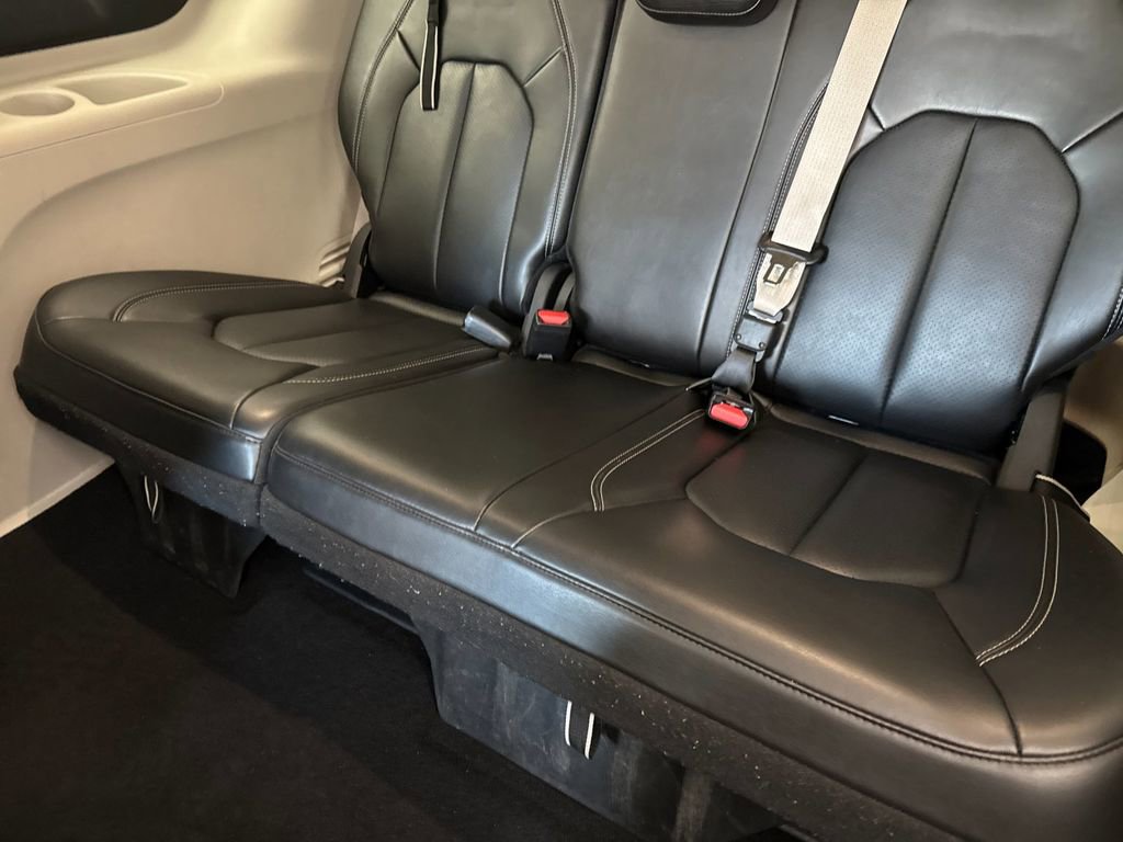 Used 2023 Chrysler Pacifica Touring-L image 14