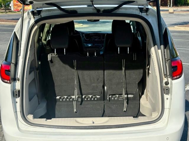 Used 2023 Chrysler Pacifica Touring-L FWD image 17