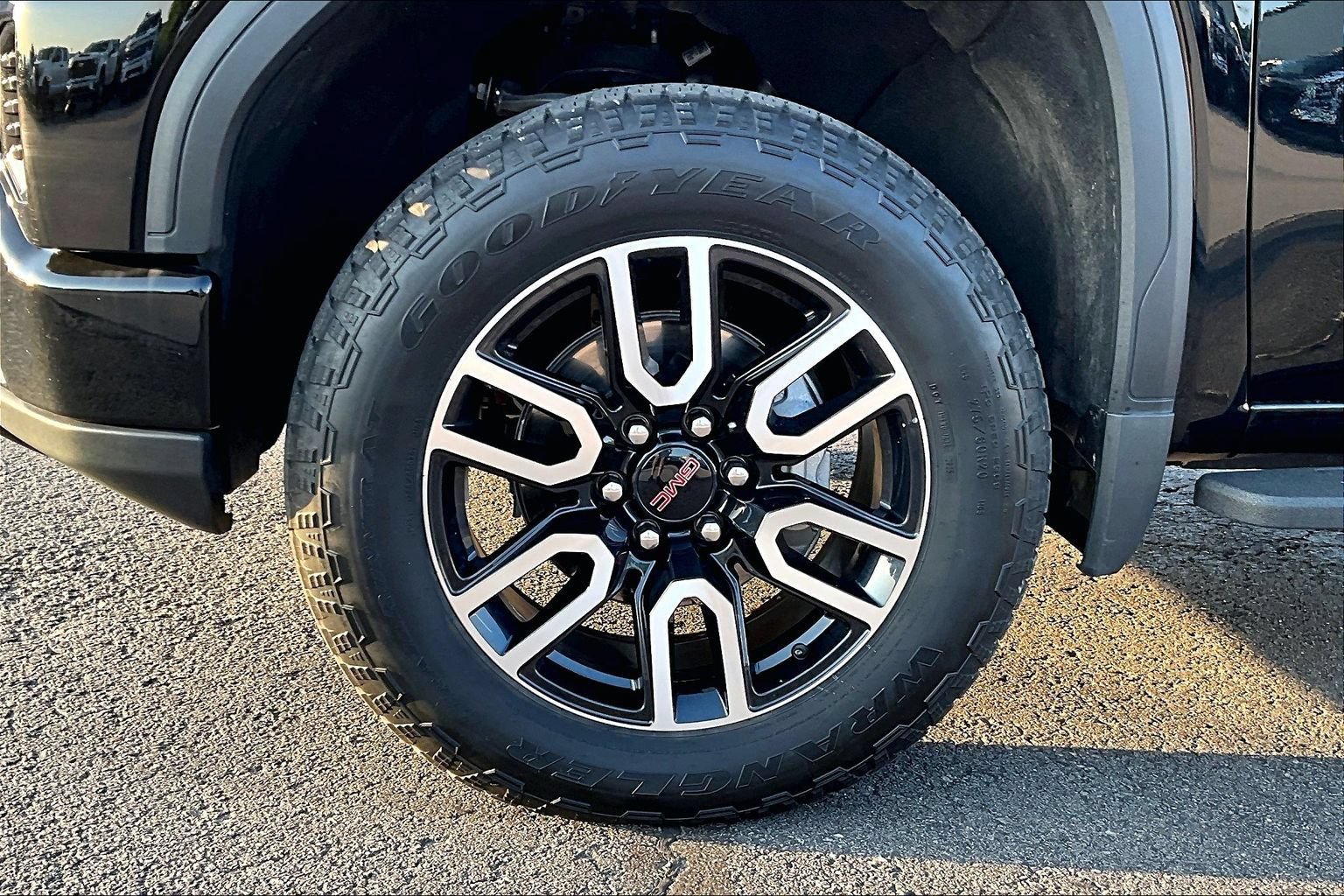 Used 2025 GMC Sierra 1500 AT4 w/ AT4 Premium Package AWD/4WD image 8