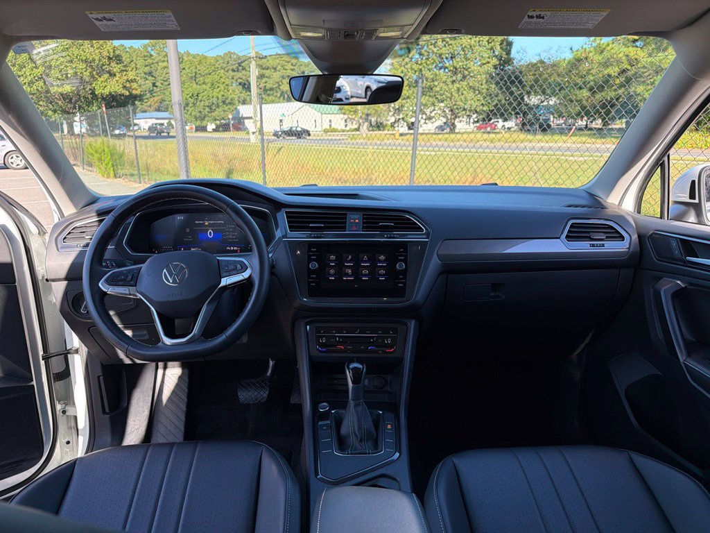 Used 2023 Volkswagen Tiguan SE w/ Panoramic Sunroof Package FWD image 8