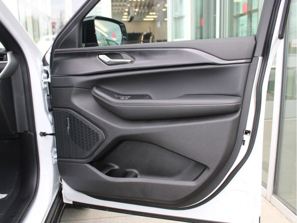 New 2025 Jeep Grand Cherokee Altitude image 28