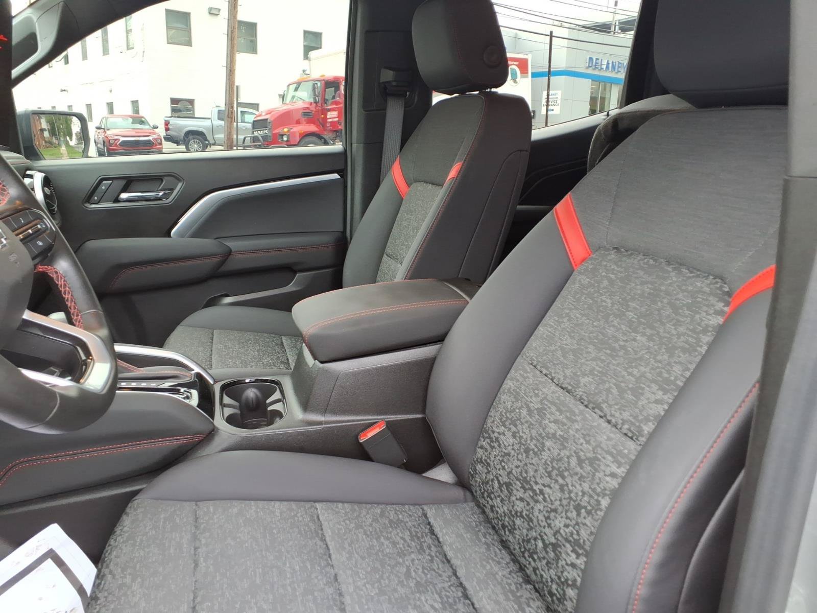 Used 2025 Chevrolet Colorado Z71 AWD/4WD image 10