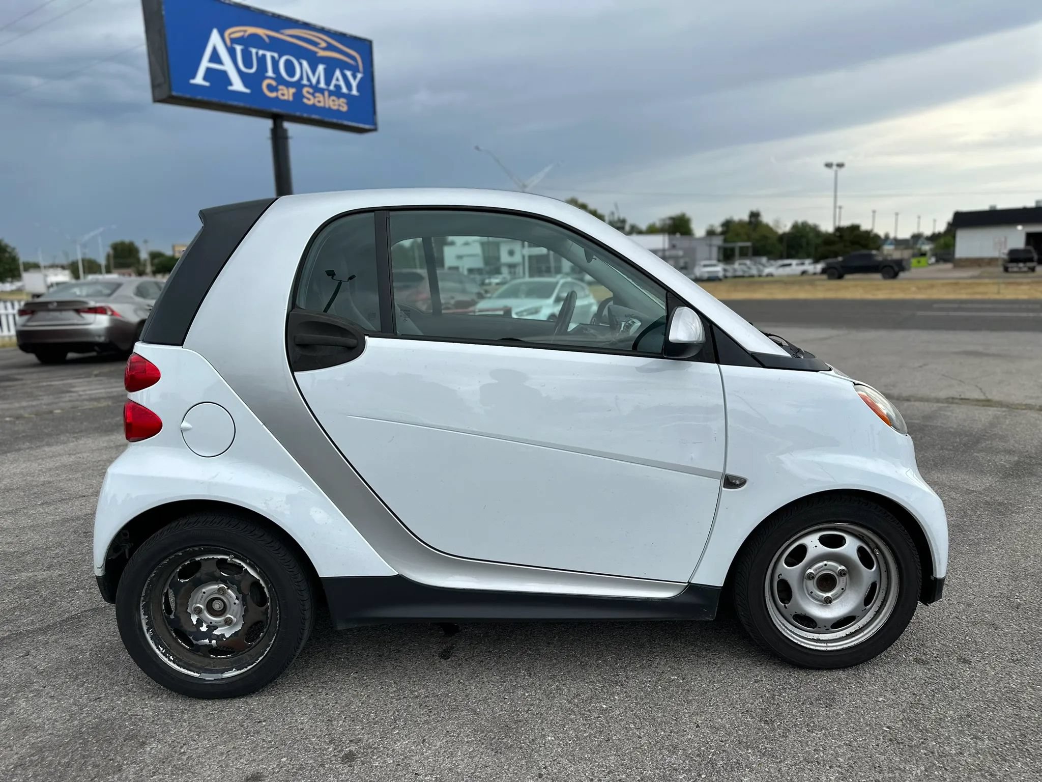 Used 2015 smart fortwo pure RWD image 4