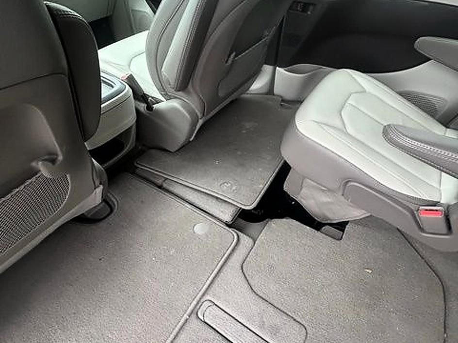 Used 2019 Chrysler Pacifica Touring-L image 8