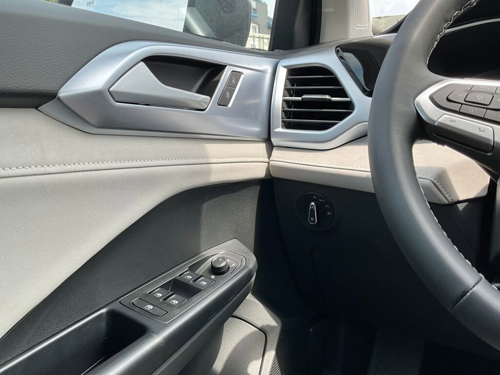 New 2025 Volkswagen Taos SE image 22