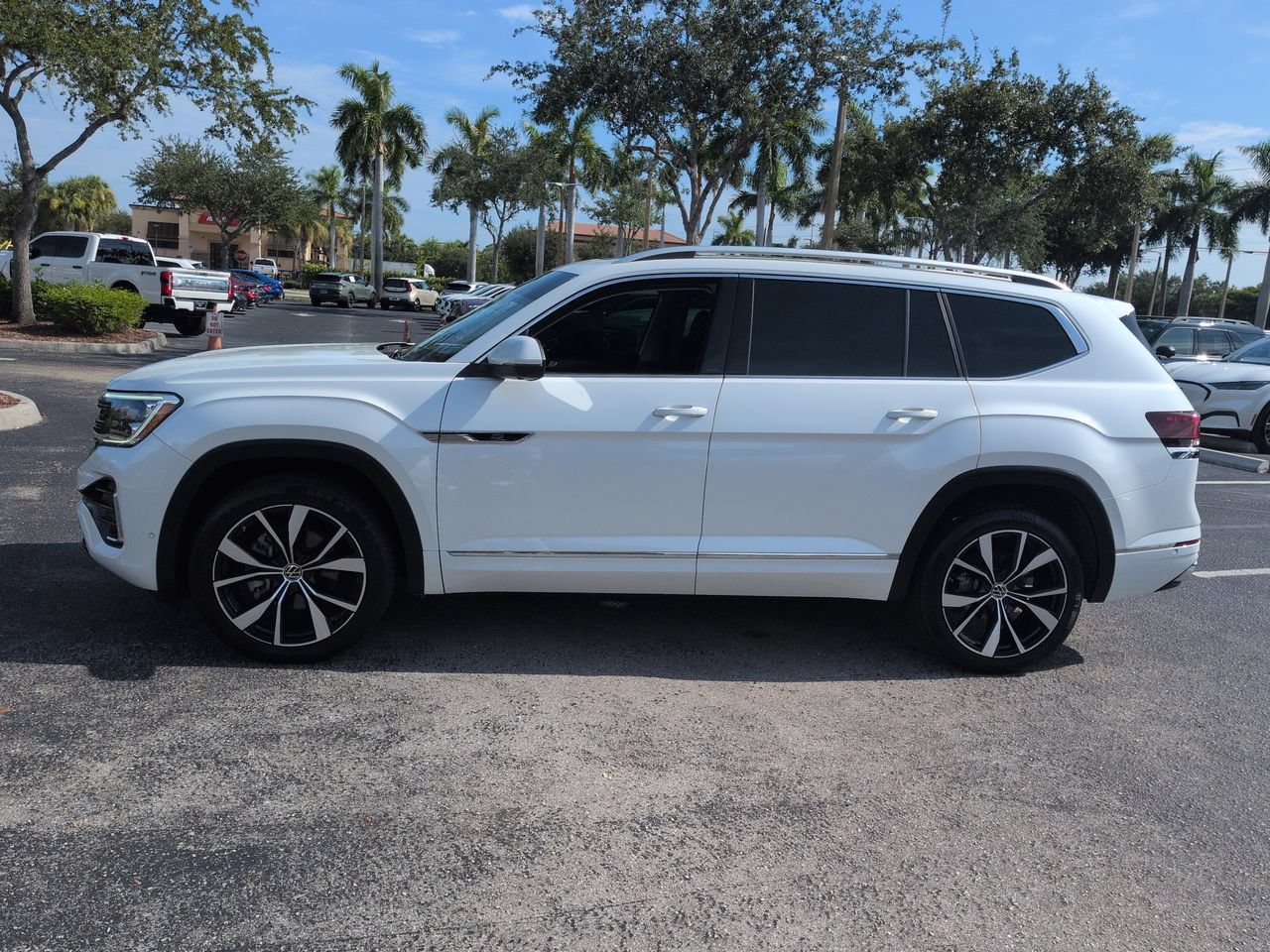 Used 2024 Volkswagen Atlas SEL Premium R-Line AWD/4WD image 7