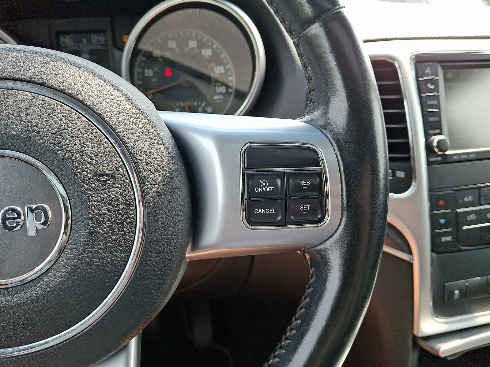 Used 2011 Jeep Grand Cherokee 70th Anniversary AWD/4WD image 21