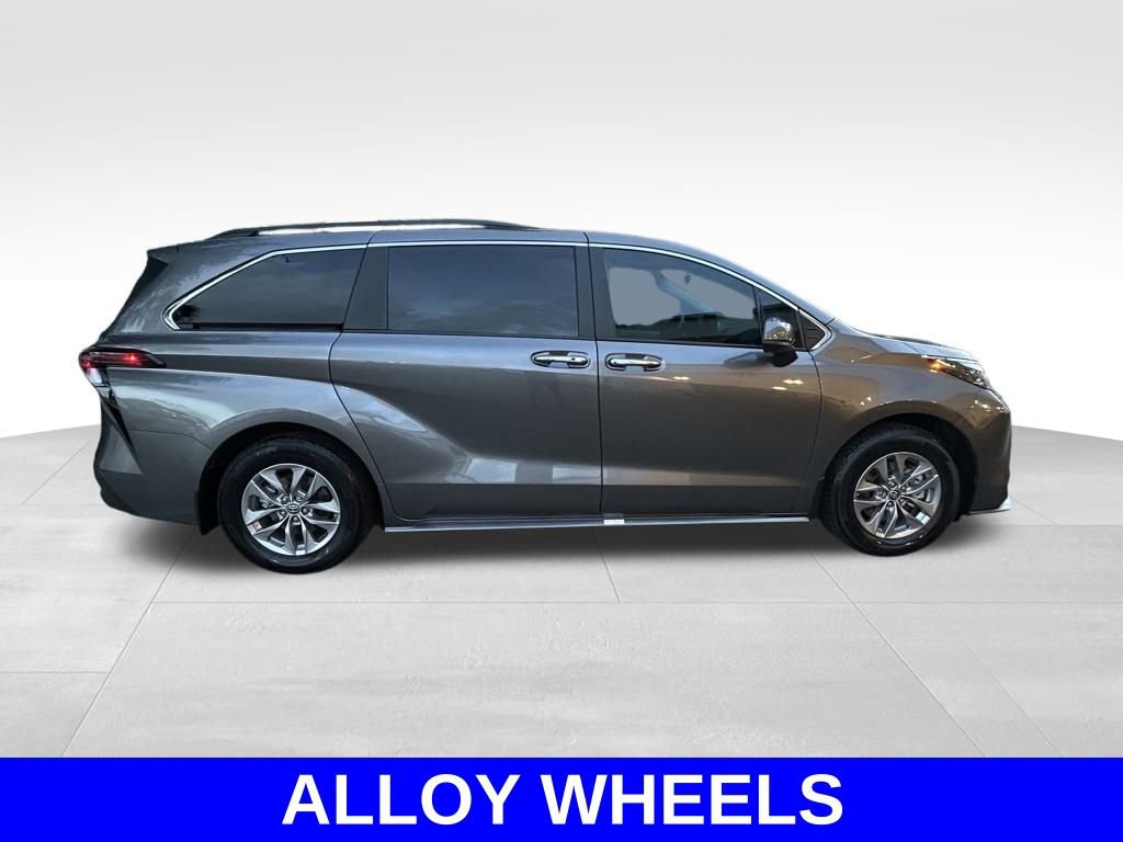 Used 2024 Toyota Sienna XLE image 3