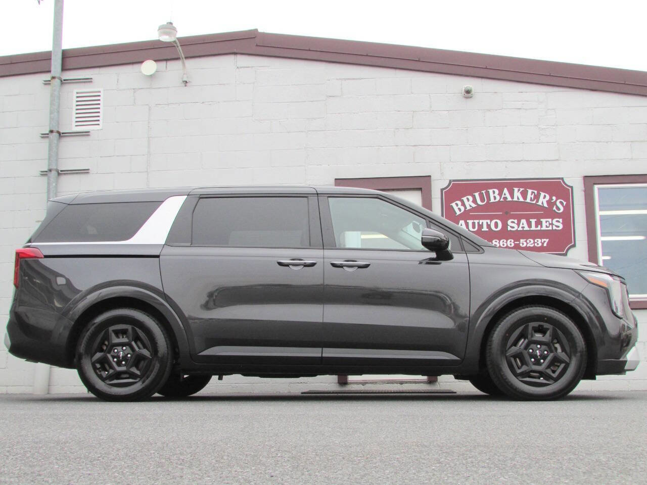 Used 2025 Kia Carnival image 1