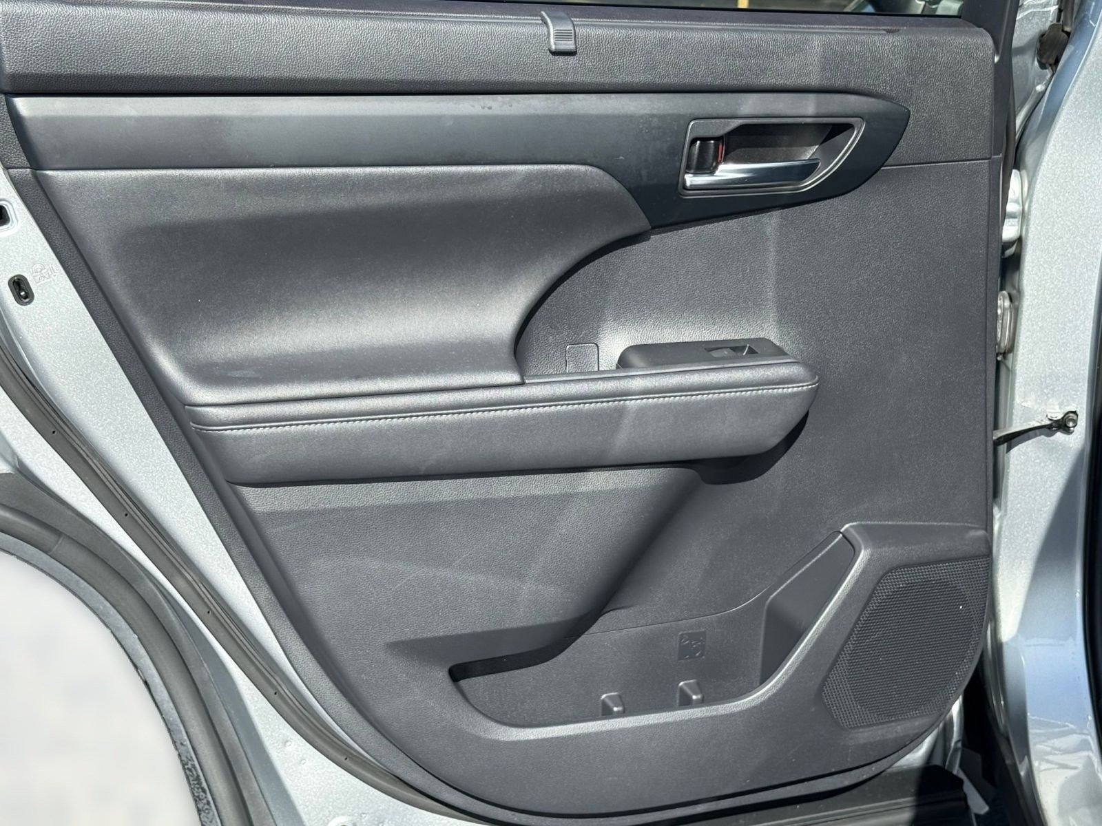 Used 2020 Toyota Highlander XLE image 28