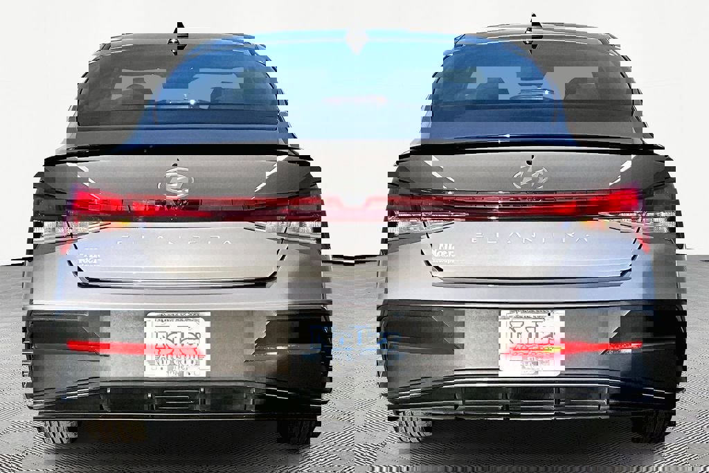 Used 2025 Hyundai Elantra Sport image 4