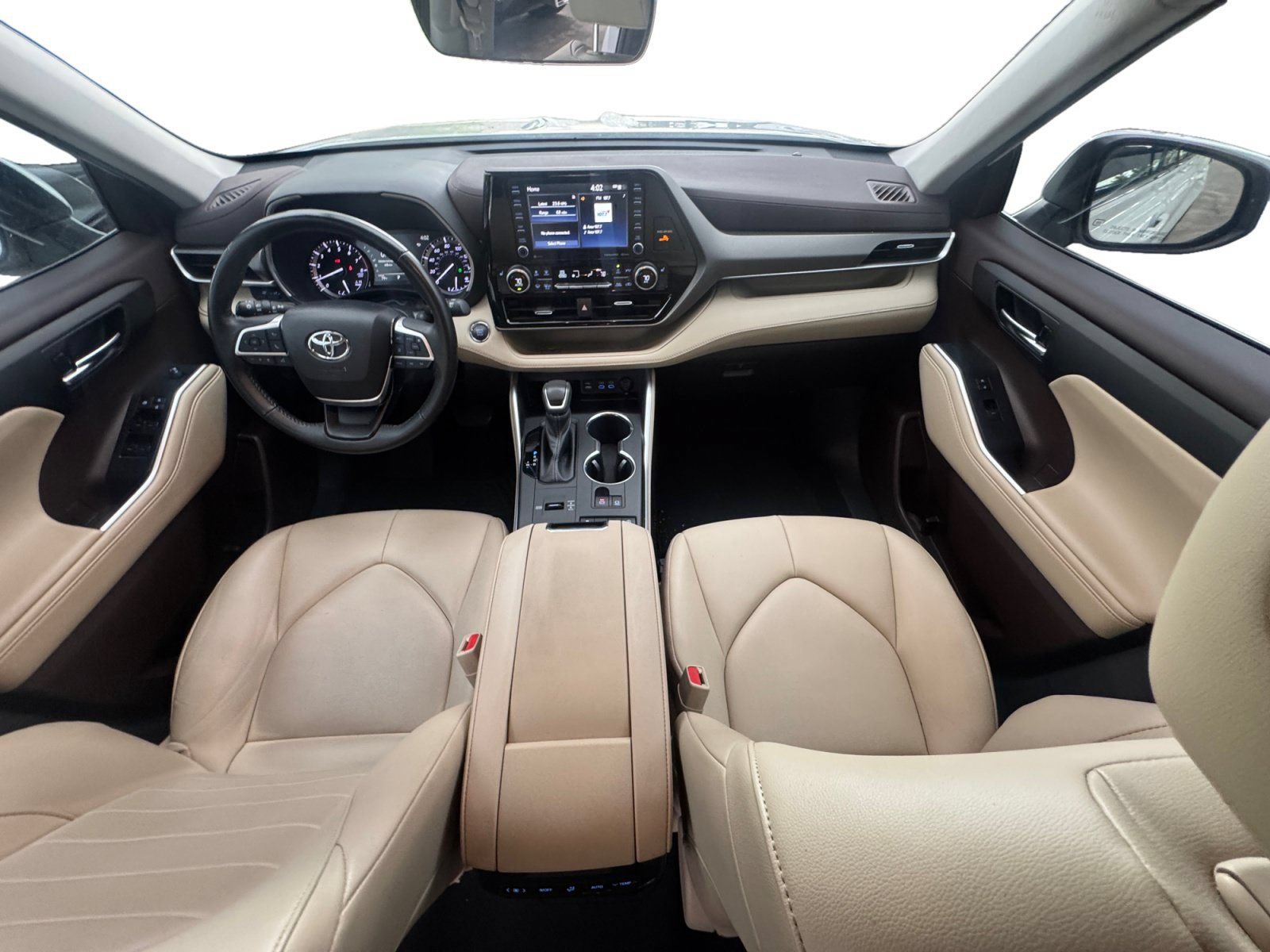 Used 2022 Toyota Highlander XLE FWD image 12