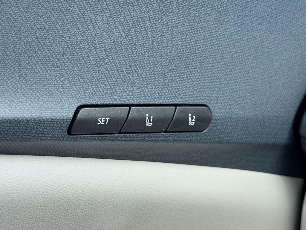 Used 2025 Kia Carnival EX FWD image 20