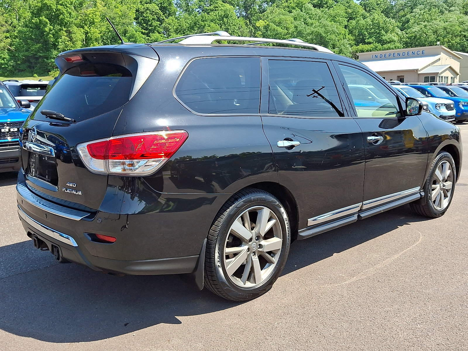Used 2015 Nissan Pathfinder Platinum w/ Family Entertainment Package AWD/4WD image 11