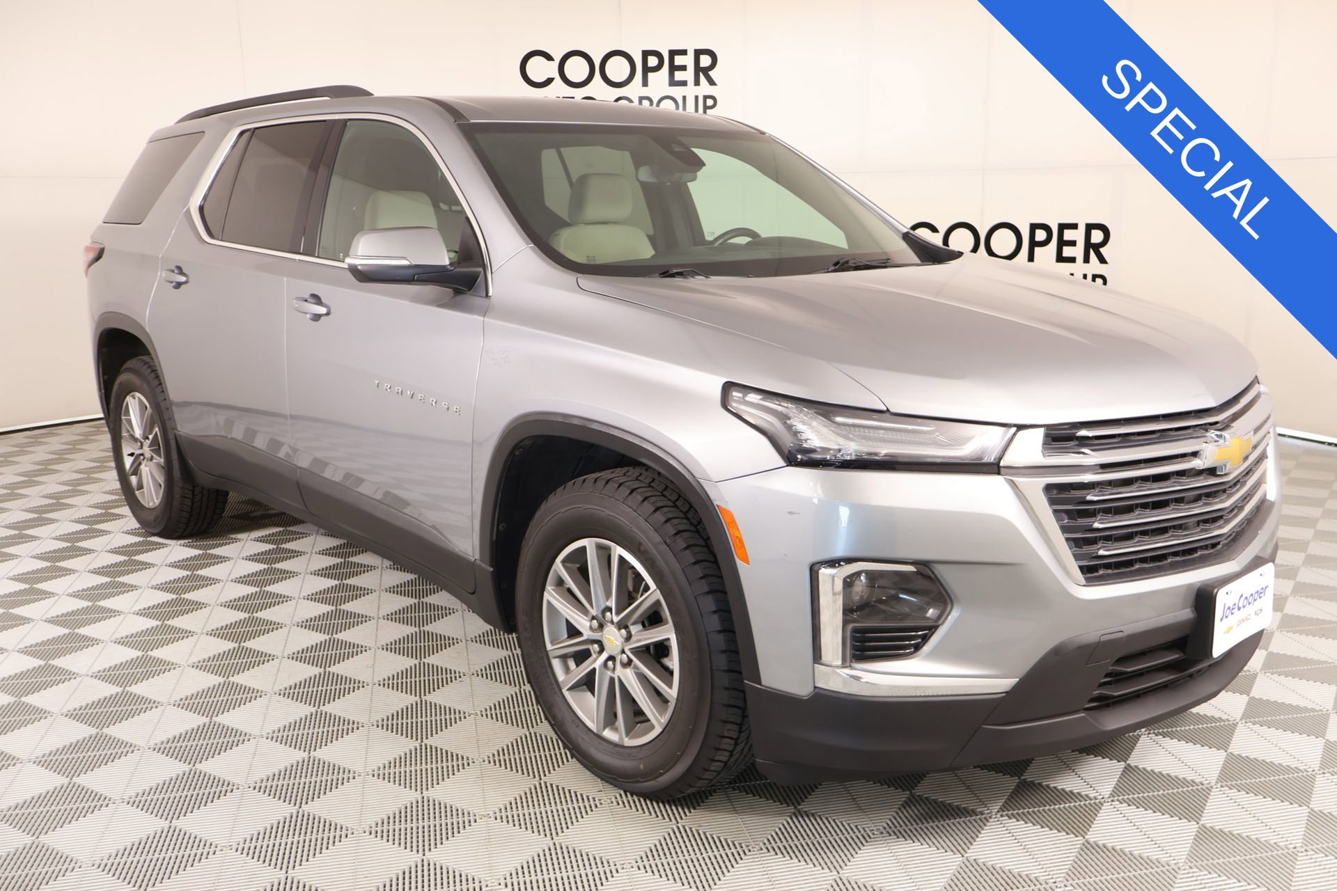 Used 2023 Chevrolet Traverse LT w/ LPO, Cargo Package AWD/4WD image 1