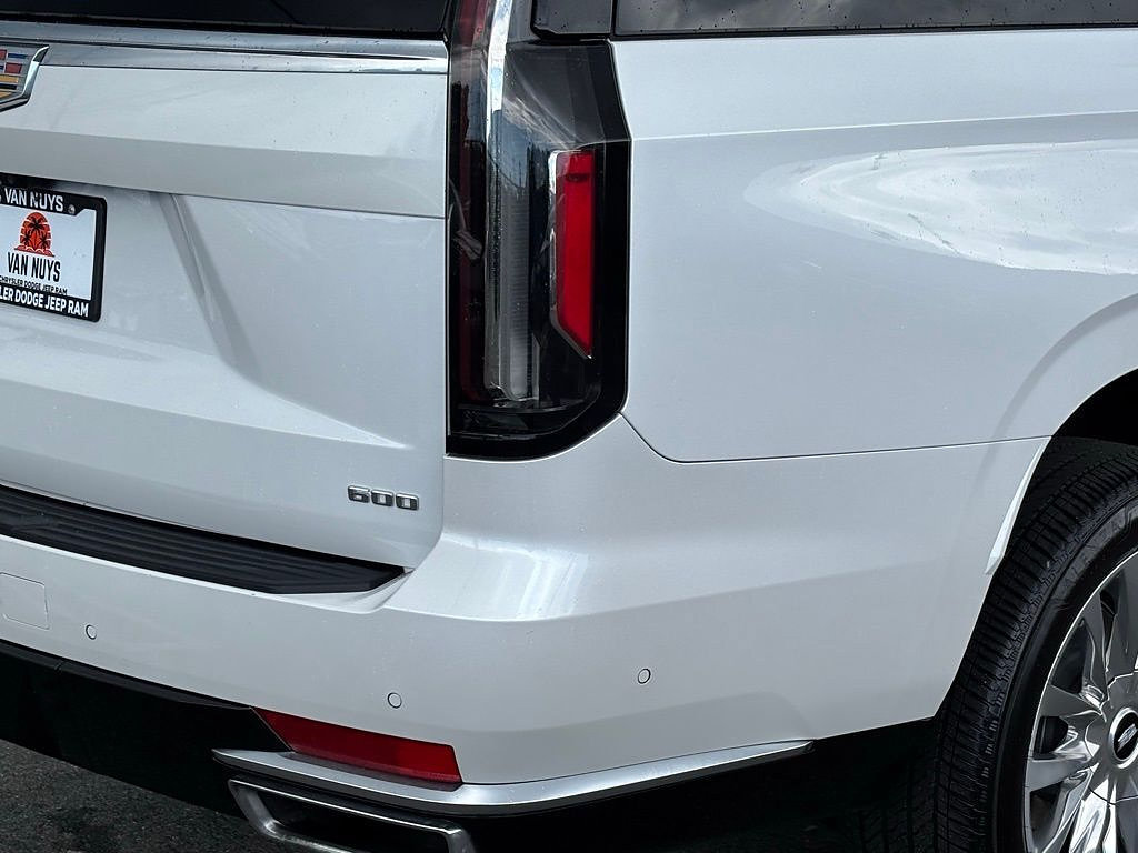 Used 2024 Cadillac Escalade ESV Premium Luxury AWD/4WD image 4