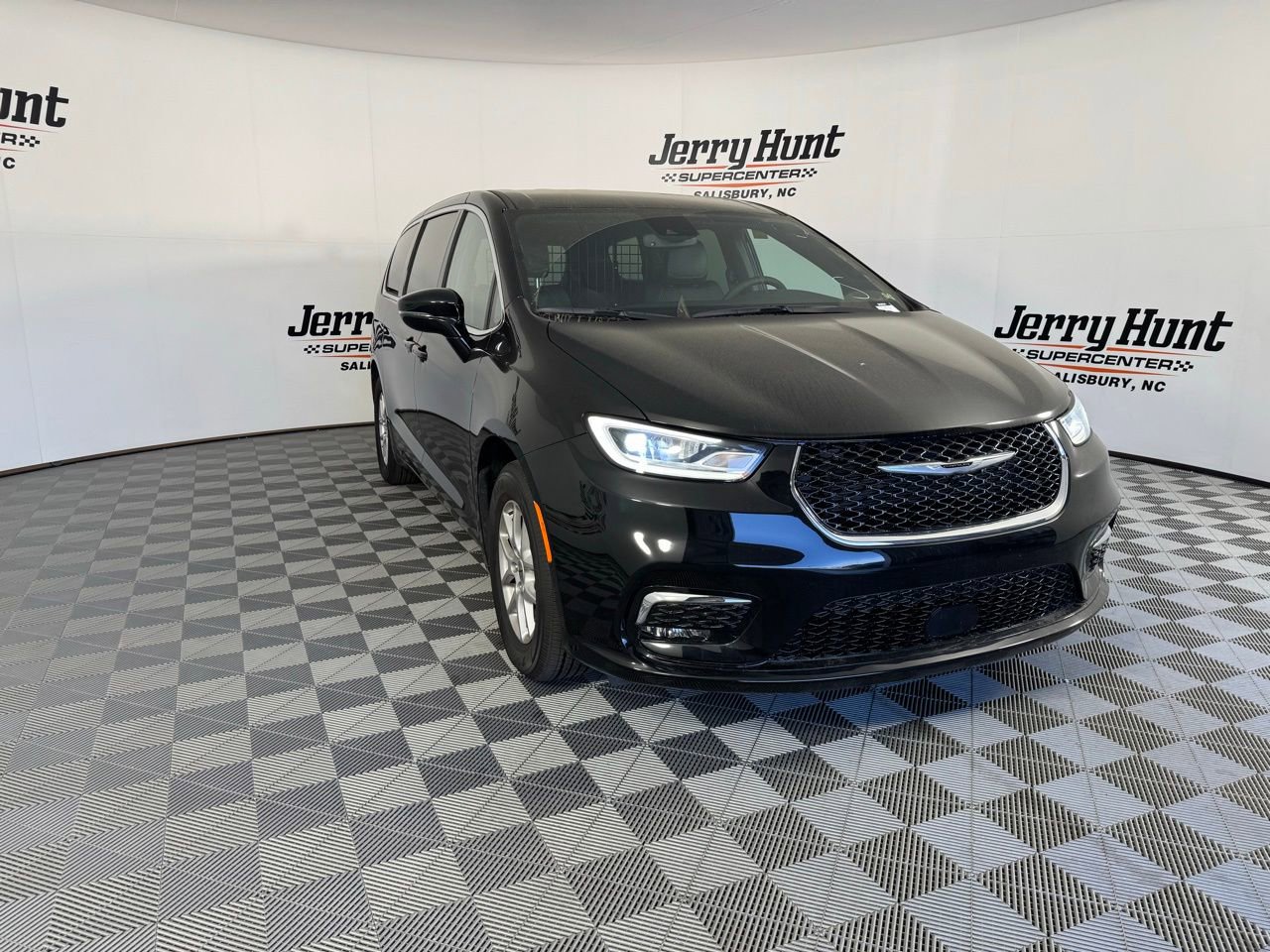 Used 2025 Chrysler Pacifica Select image 6