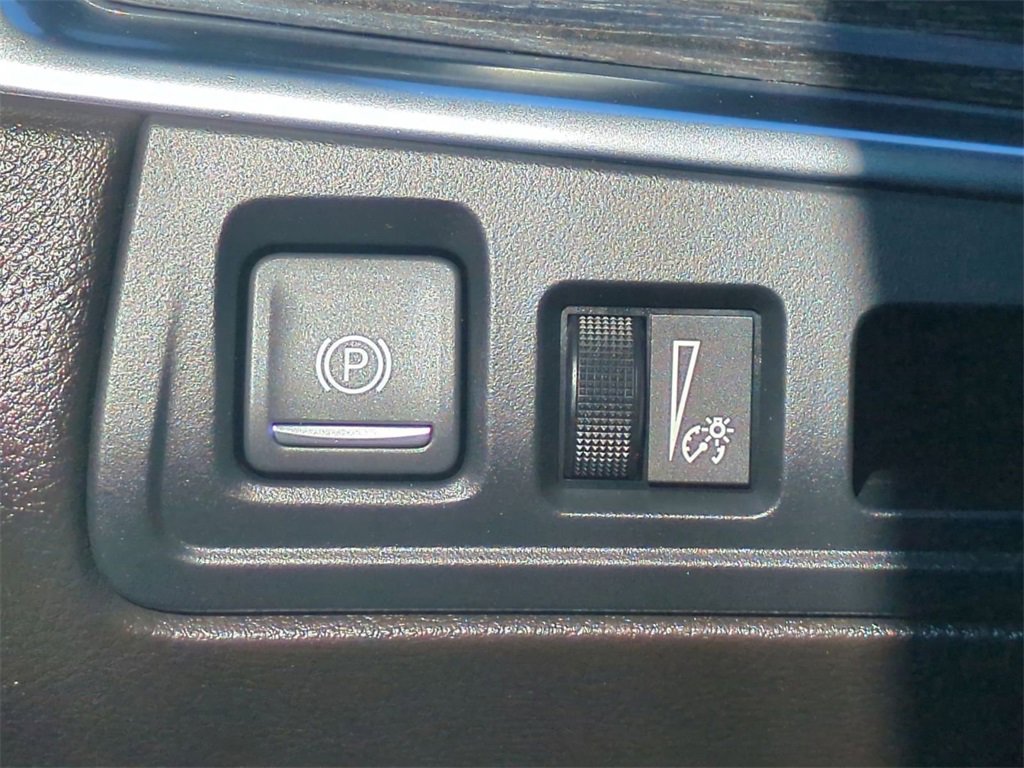 Used 2022 Cadillac XT5 Premium Luxury w/ LPO, ONYX Package image 18