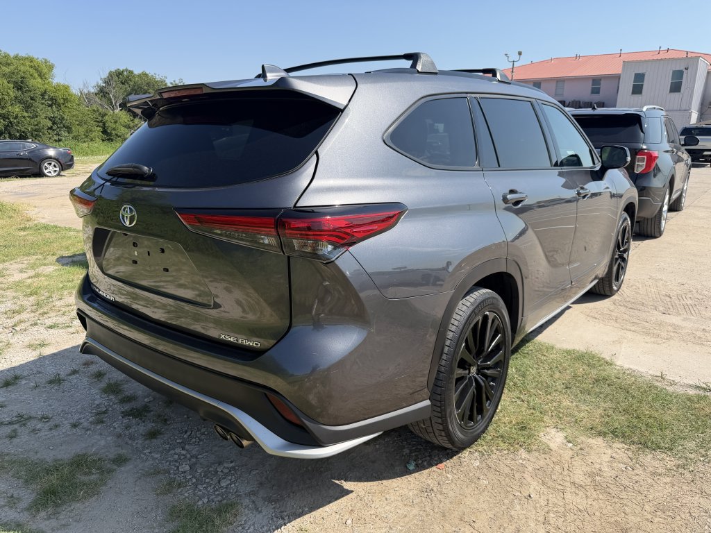 Used 2023 Toyota Highlander XSE AWD/4WD image 4