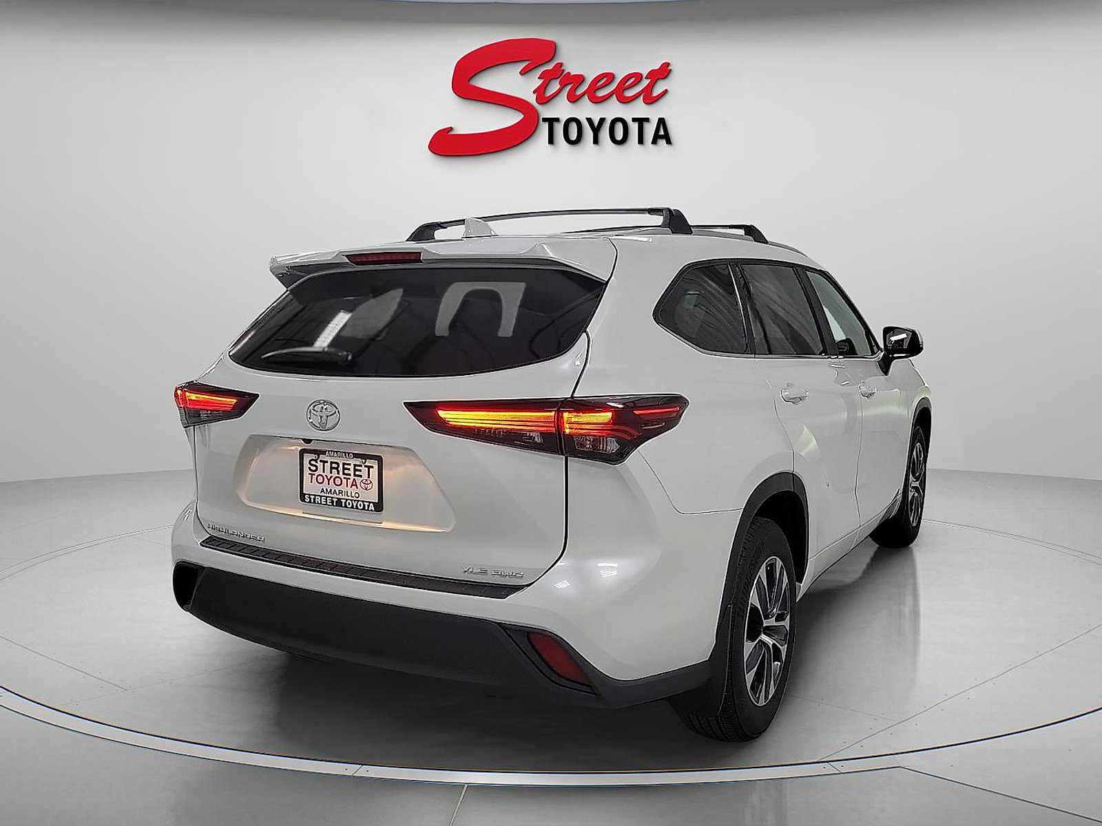 Certified 2024 Toyota Highlander XLE AWD/4WD image 4