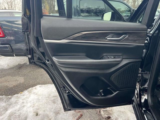 Certified 2023 Jeep Grand Cherokee Limited w/ Black Appearance Package image 17