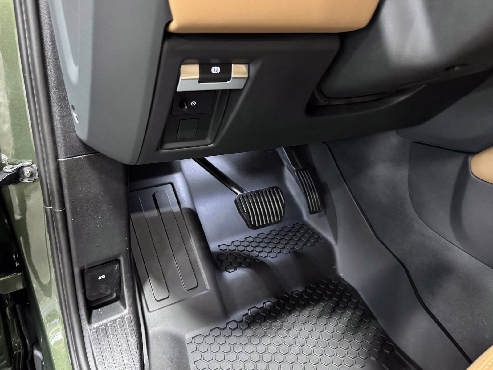 New 2026 Land Rover Defender 130 X-Dynamic SE AWD/4WD image 17