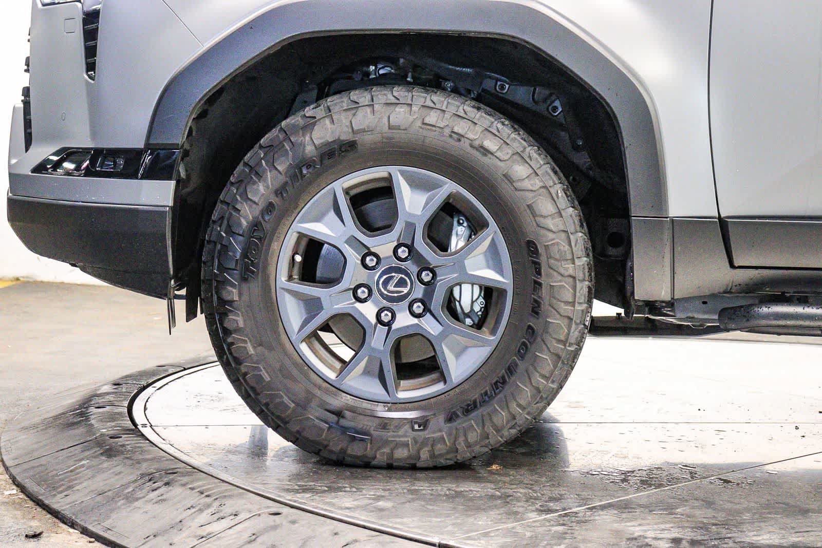 Used 2024 Lexus GX 550 AWD/4WD image 9