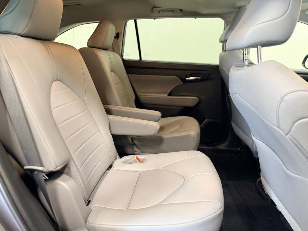 Used 2022 Toyota Highlander XLE image 25
