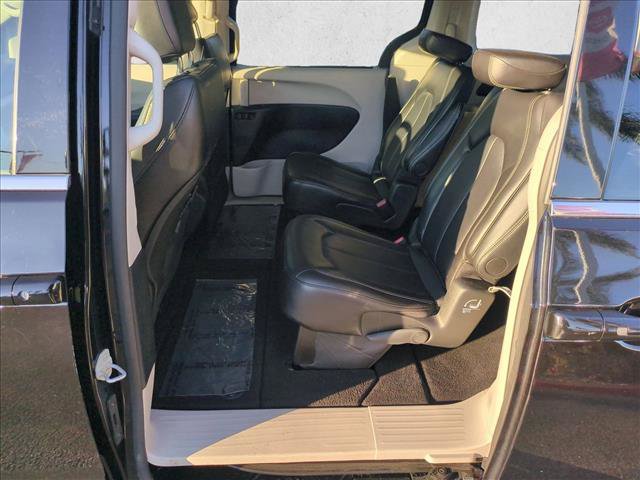 Used 2024 Chrysler Pacifica Touring-L FWD image 17