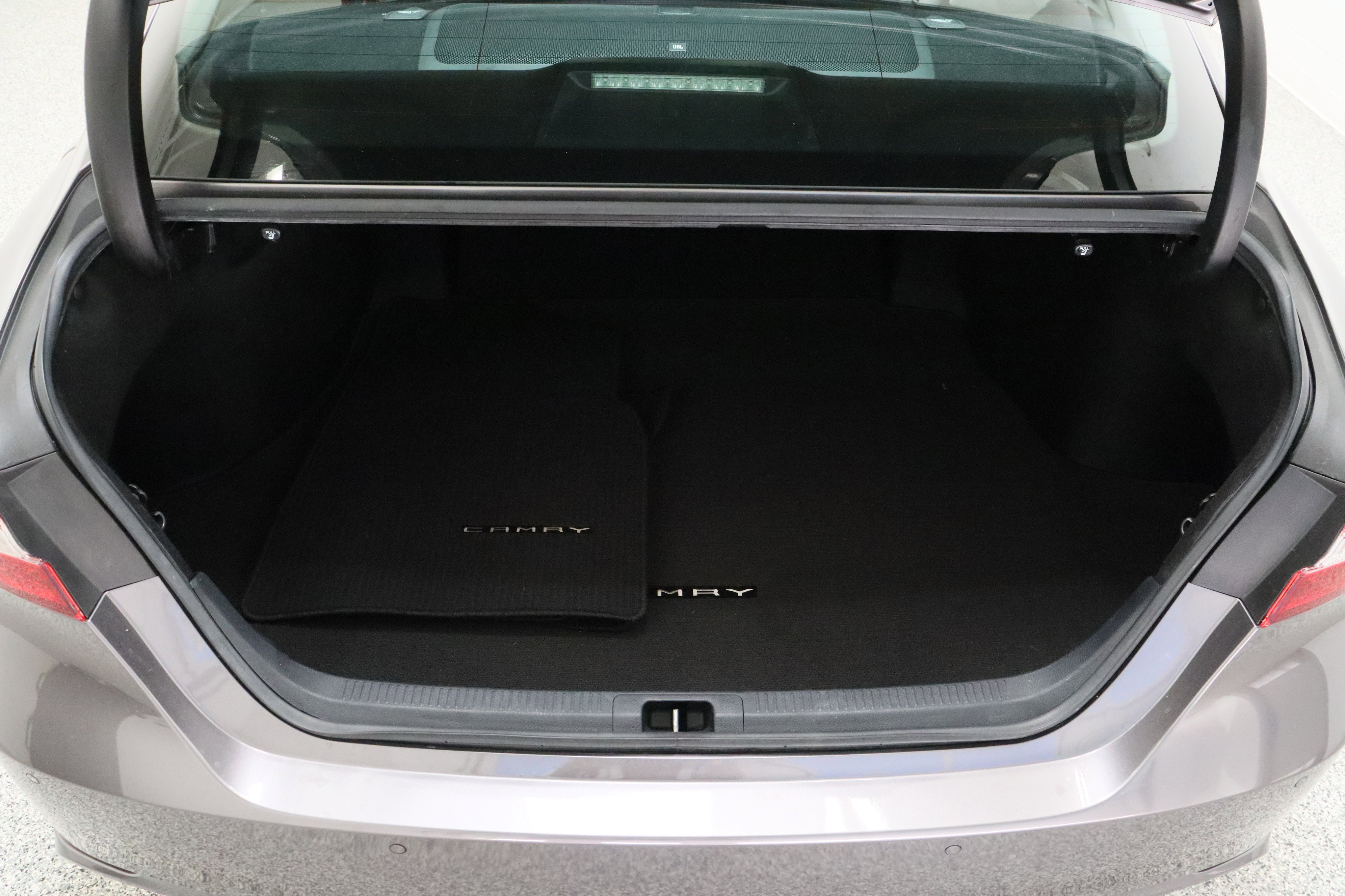 Used 2018 Toyota Camry XSE image 34