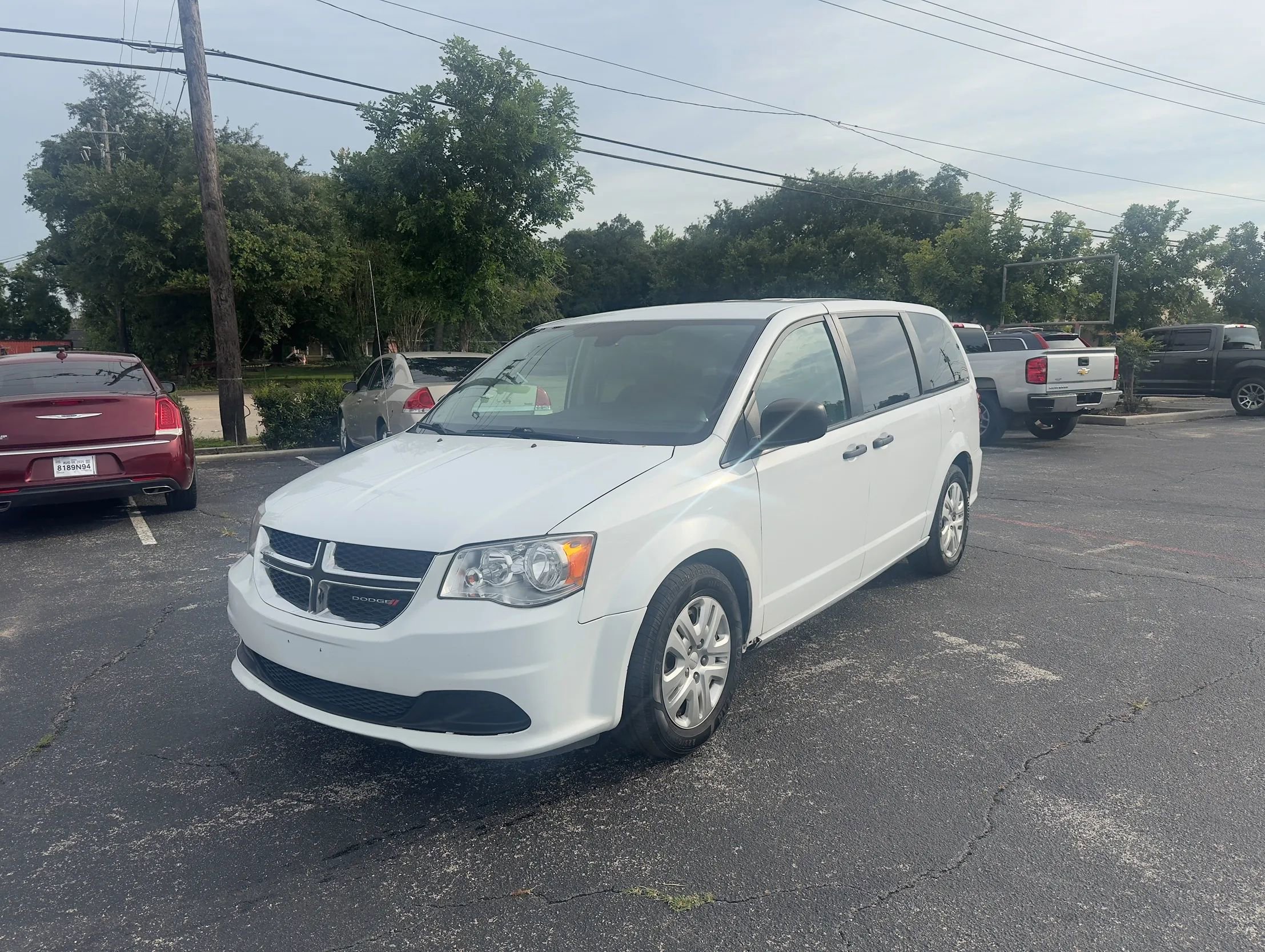 Used 2019 Dodge Grand Caravan SE w/ UConnect Hands-Free Group FWD image 2