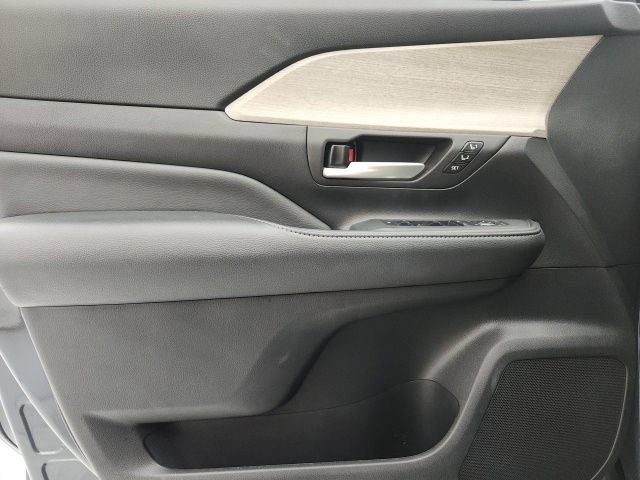Certified 2025 Toyota Grand Highlander AWD image 12