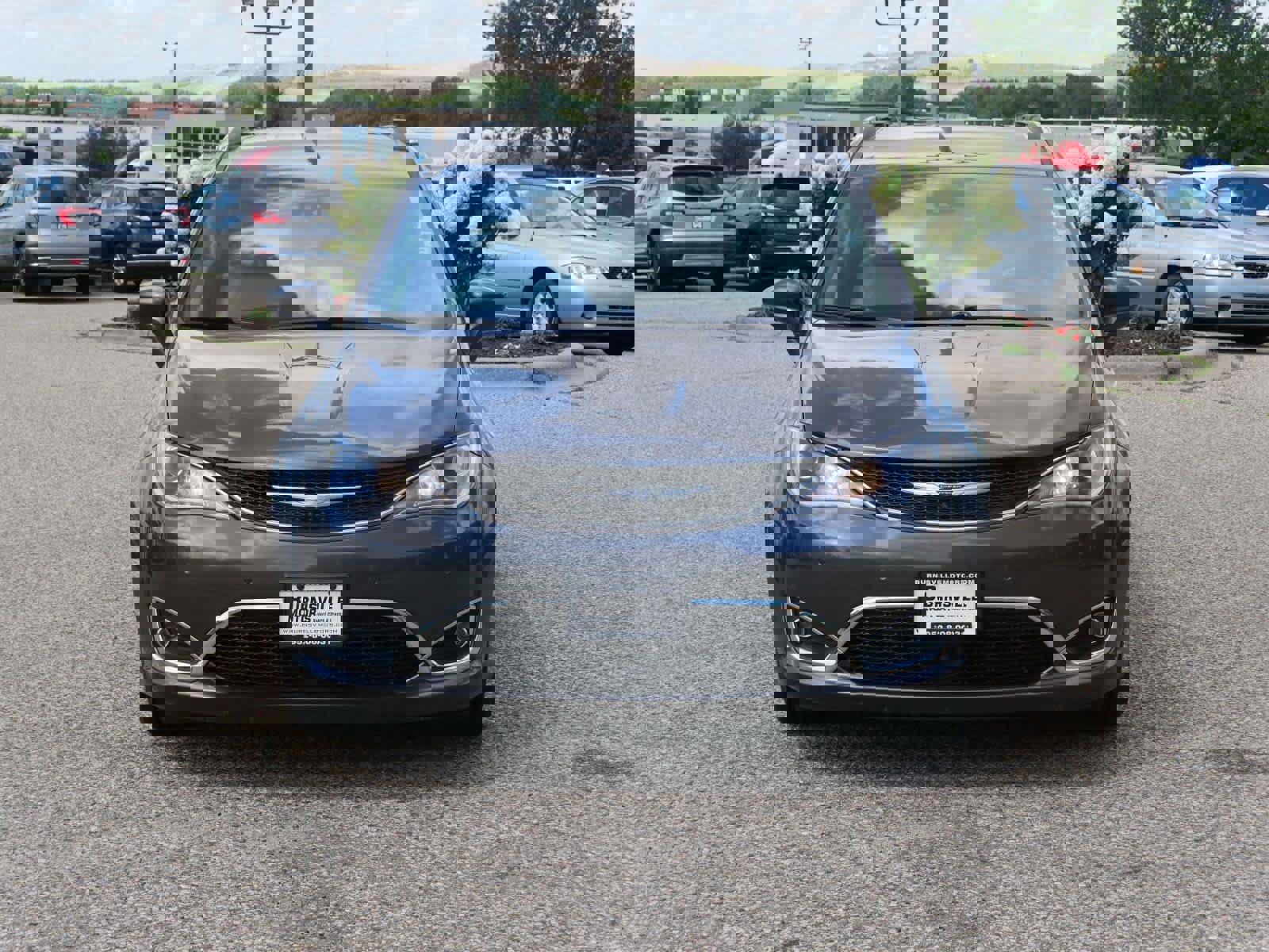 Used 2019 Chrysler Pacifica Touring-L w/ Advanced Safetytec Group image 2