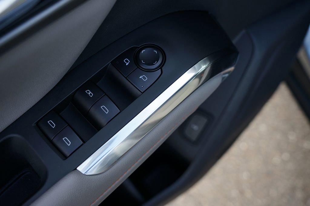 Used 2025 Chevrolet Traverse LT image 16