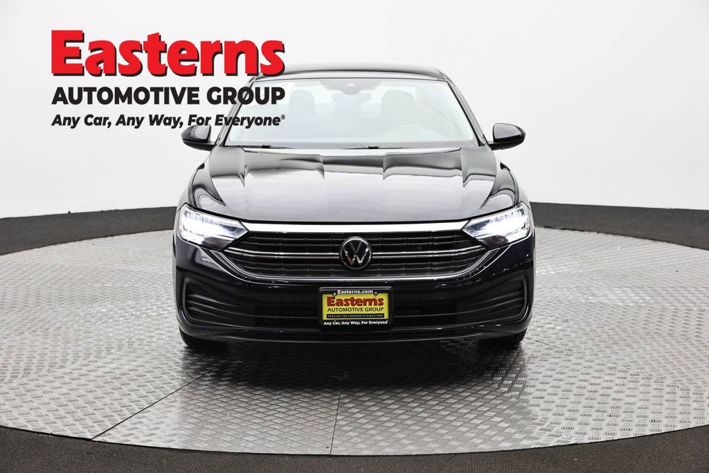 Used 2024 Volkswagen Jetta SE image 2
