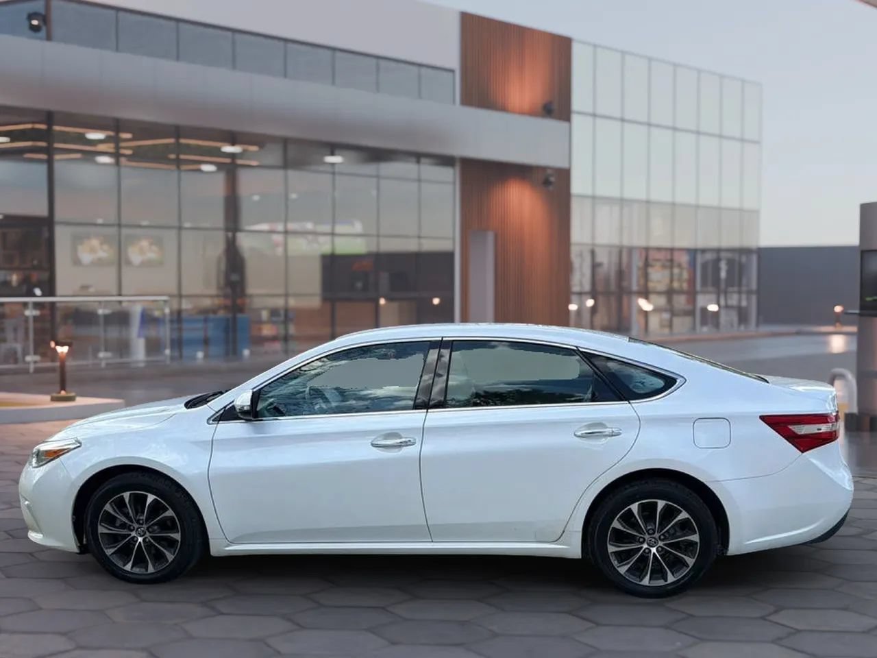 Used 2017 Toyota Avalon XLE FWD image 4