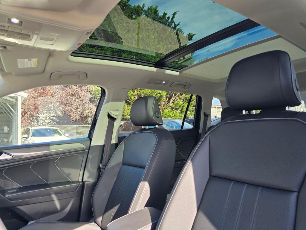 Used 2022 Volkswagen Tiguan SE w/ Panoramic Sunroof Package AWD/4WD image 21
