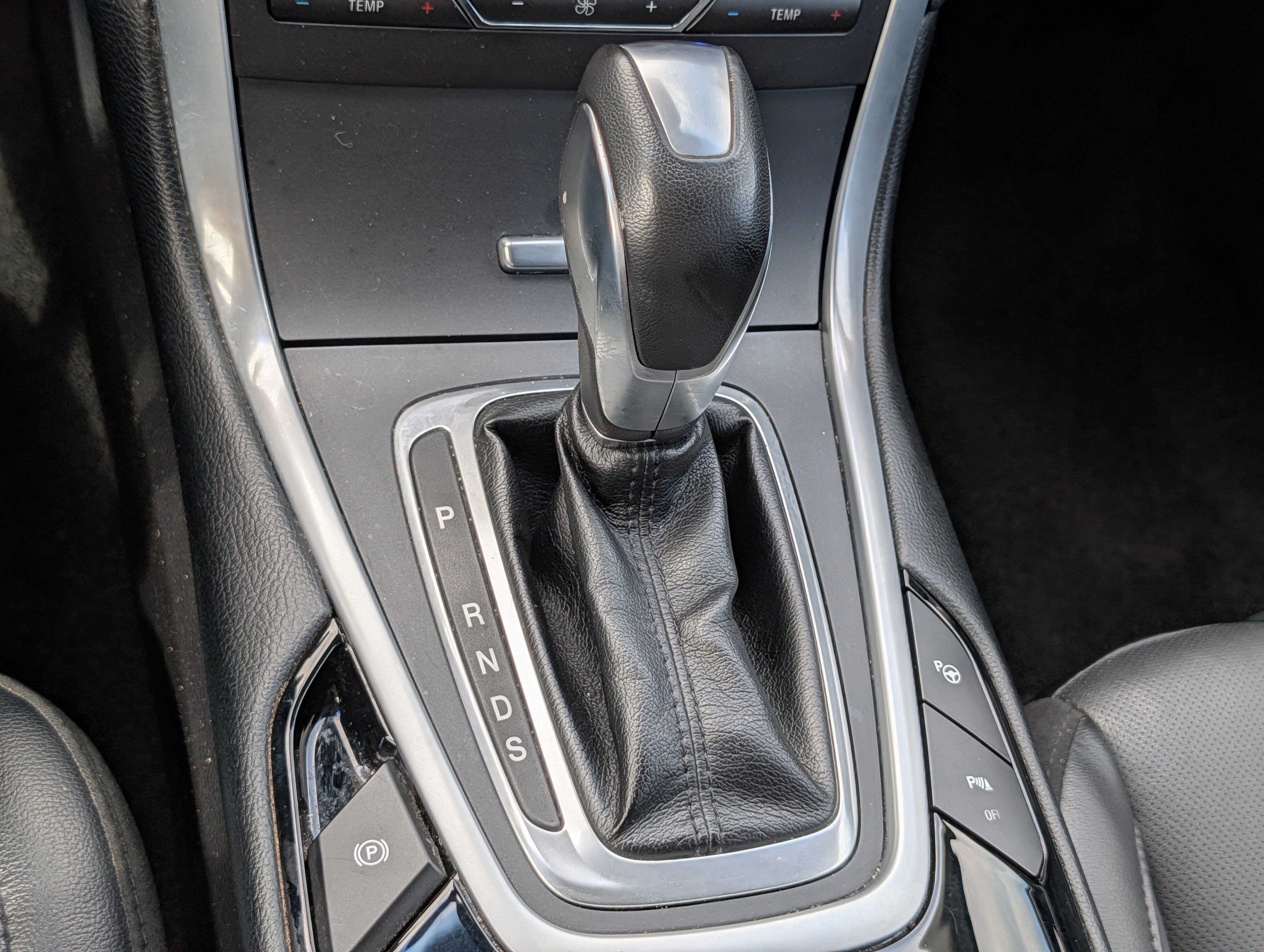 Used 2018 Ford Edge Titanium w/ Equipment Group 302A AWD/4WD image 24