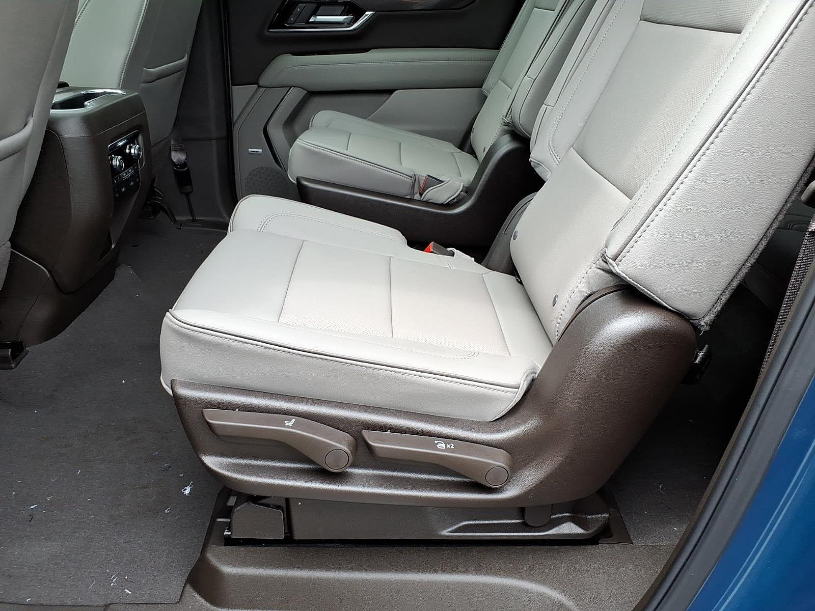 New 2026 GMC Yukon XL Elevation w/ Elevation Premium Package AWD/4WD image 13