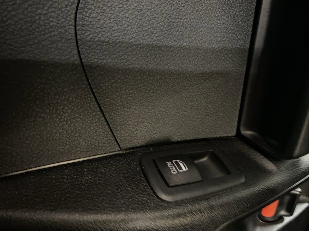 Used 2025 Chrysler Pacifica Limited image 36