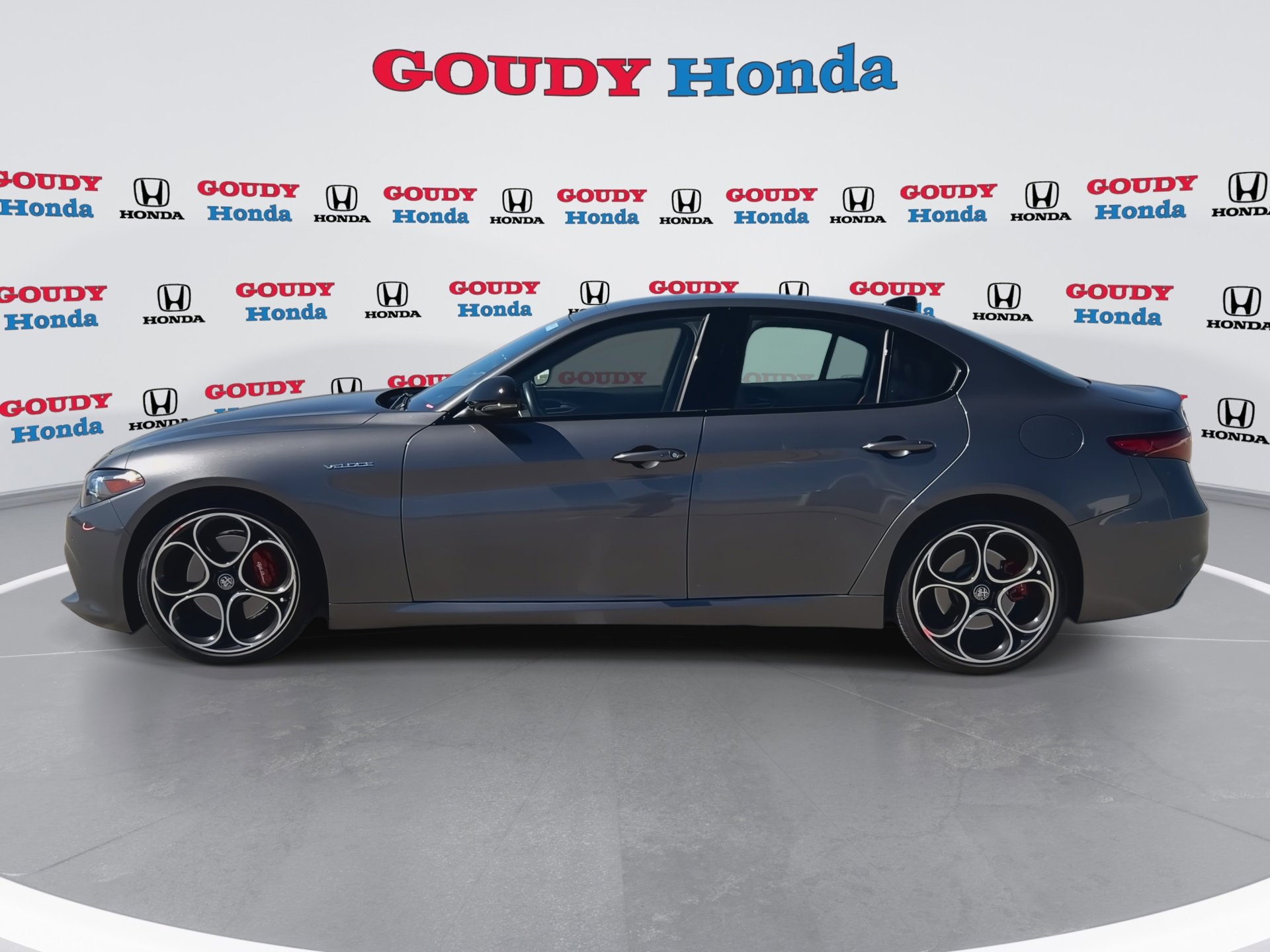 Used 2023 Alfa Romeo Giulia Veloce RWD image 5